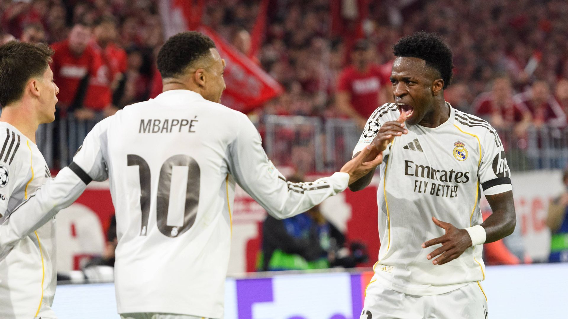 Mbappé y Vinicius celebran un gol en el Bayern-Real Madrid
