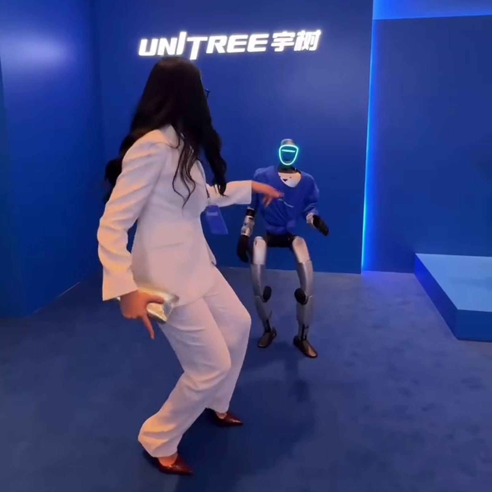 Naomi Asensi bailando con un robot