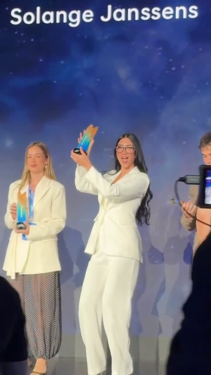 Naomi Asensi recibiendo el premio