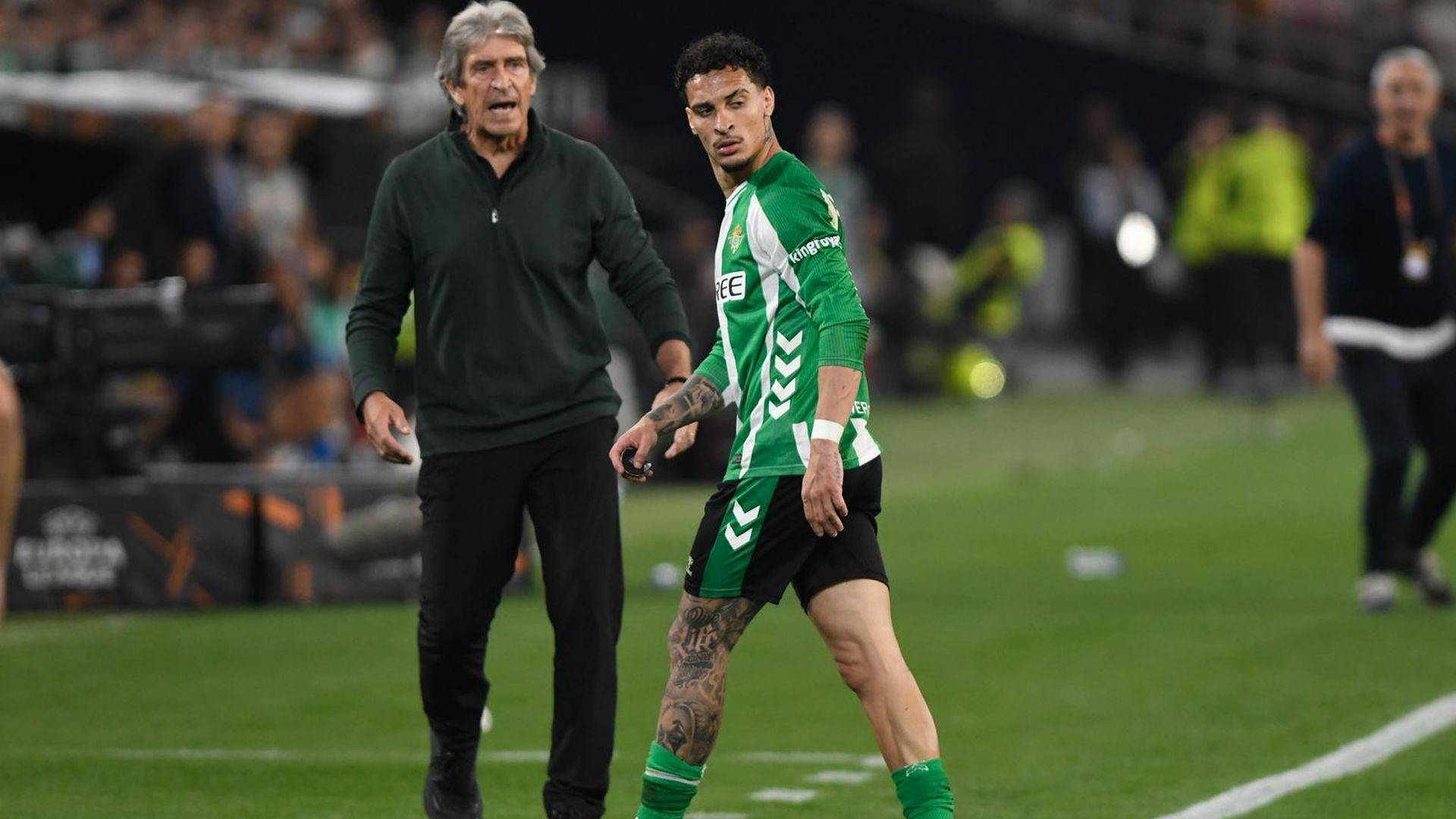 Pellegrini y Antony, tras ser sustituido el brasileño en el Betis-Braga