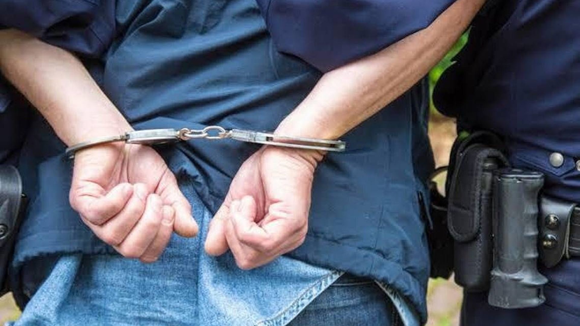 Un detenido conducido esposado por la Policía