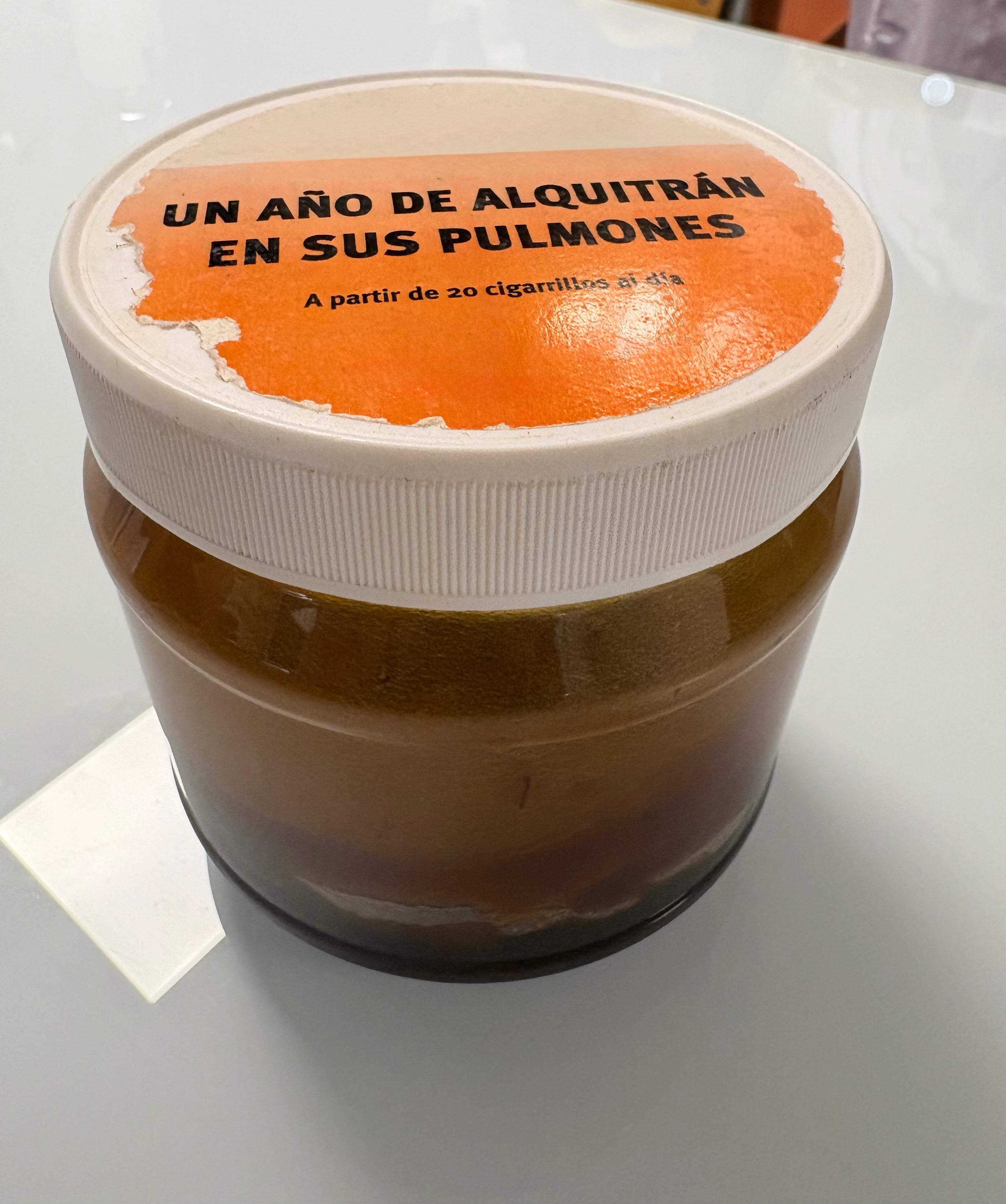 Un tarro lleno de alquitrán equivalente al que se queda en los pulmones de un fumador durante un año