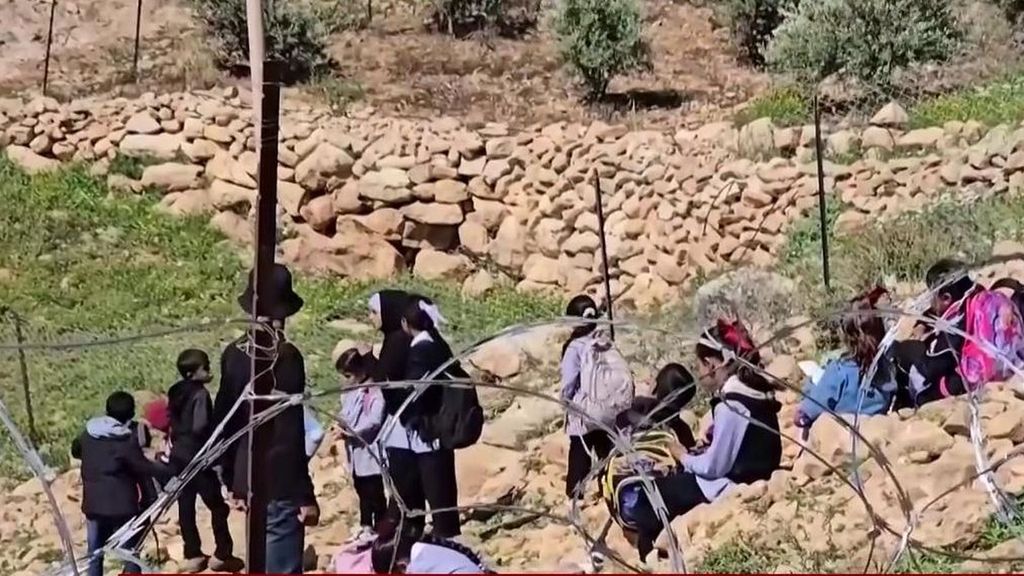 Una alambrado impide a los niños de una aldea cercana a Hebrón ir a clase