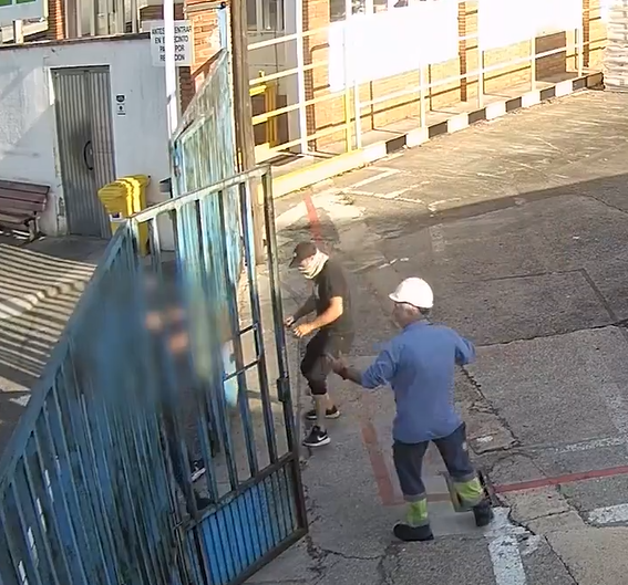 Algunos de los ladrones en uno de sus golpes, ante un trabajador indefenso