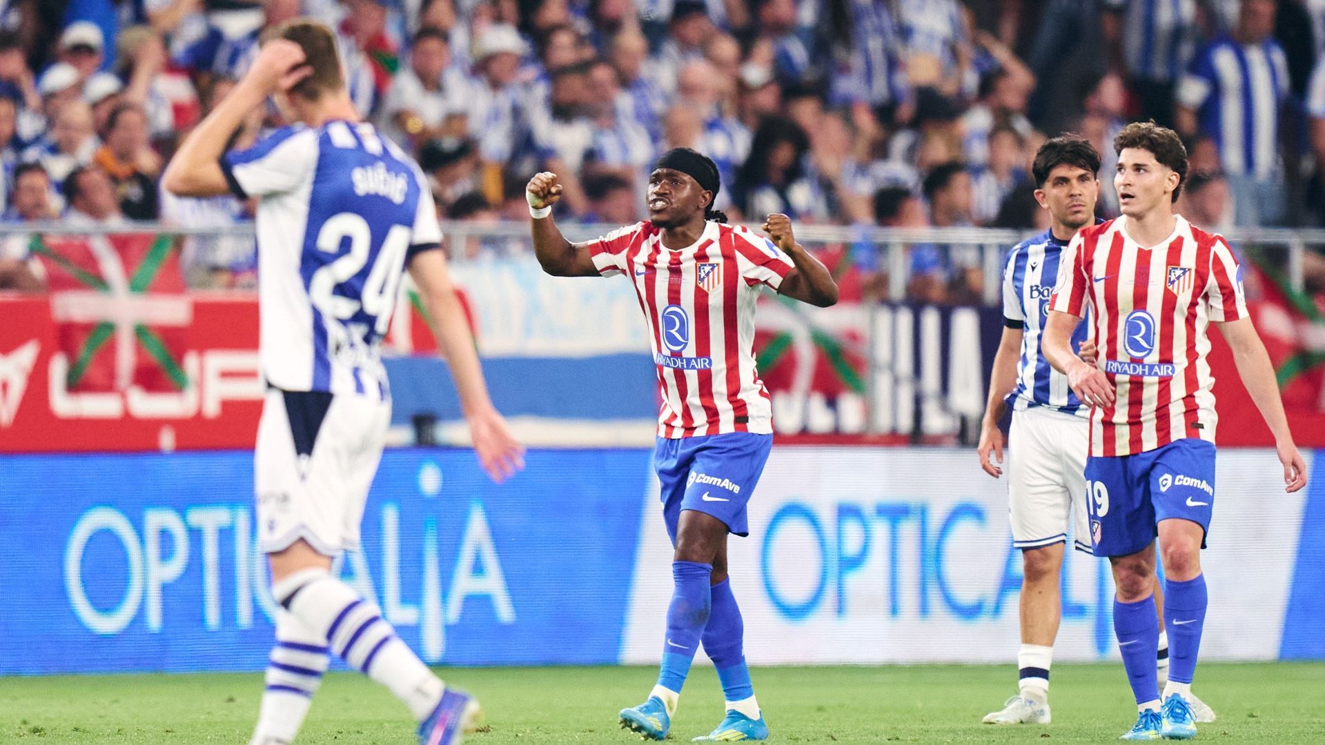 Celebración del gol de Lookman