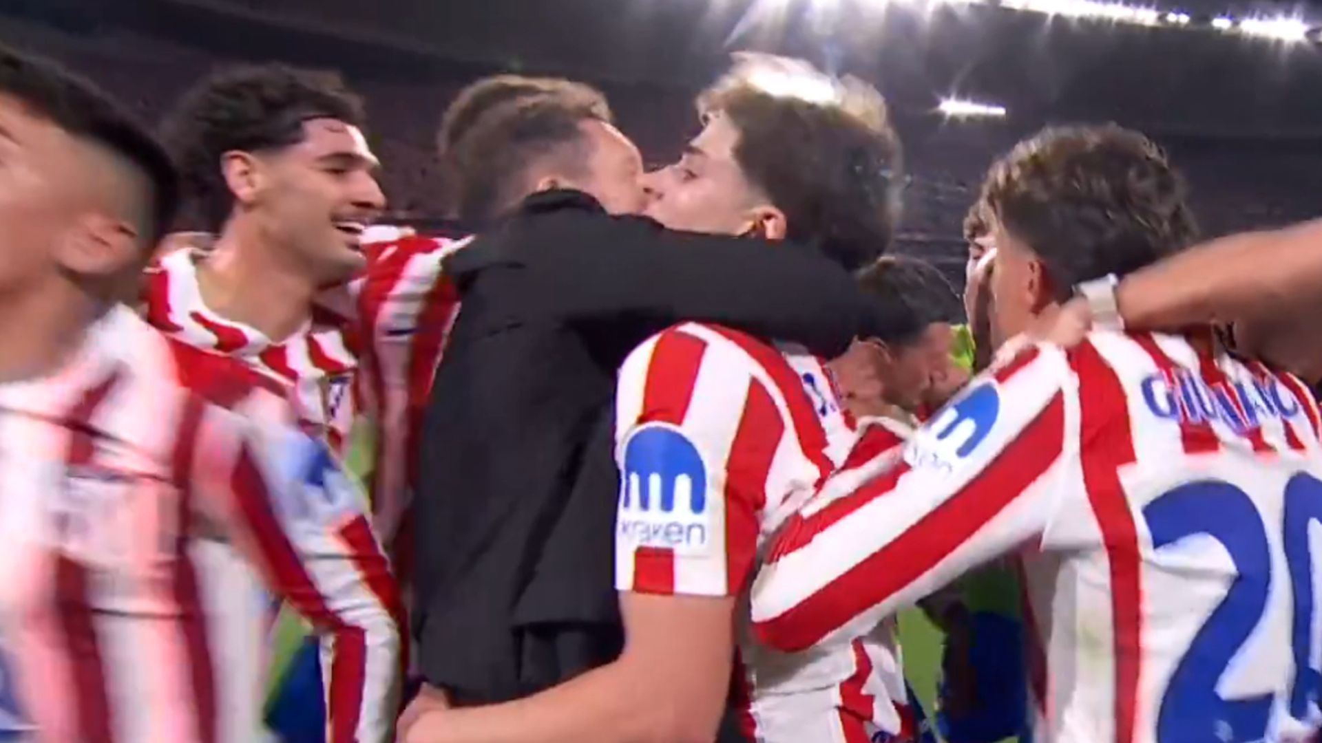 Diego Simeone abrazando a Julián Álvarez en el 2-2