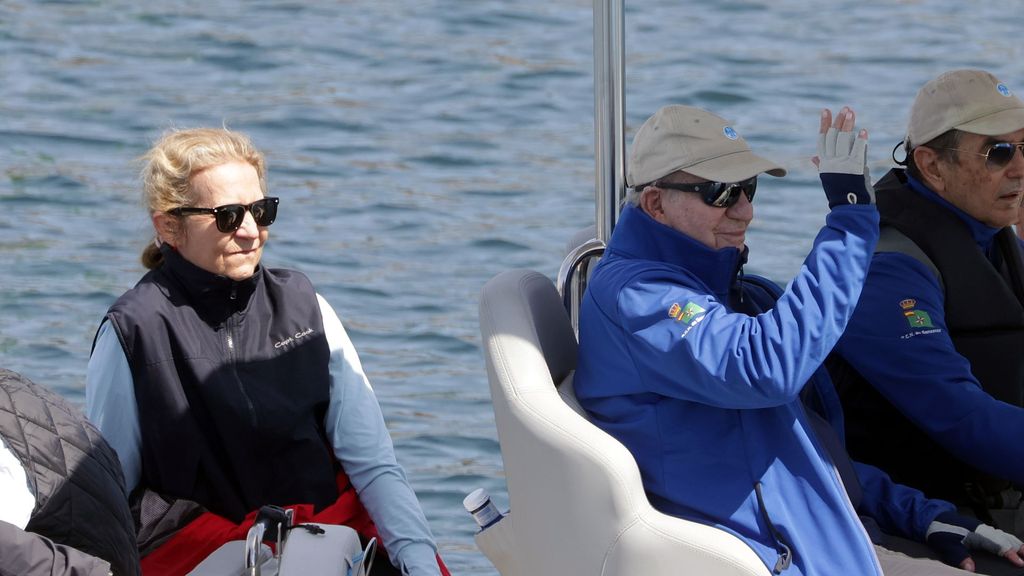 El rey Juan Carlos, acompañado de la infanta Elena, da el pistoletazo de salida a su jornada en las regatas de Sanxenxo