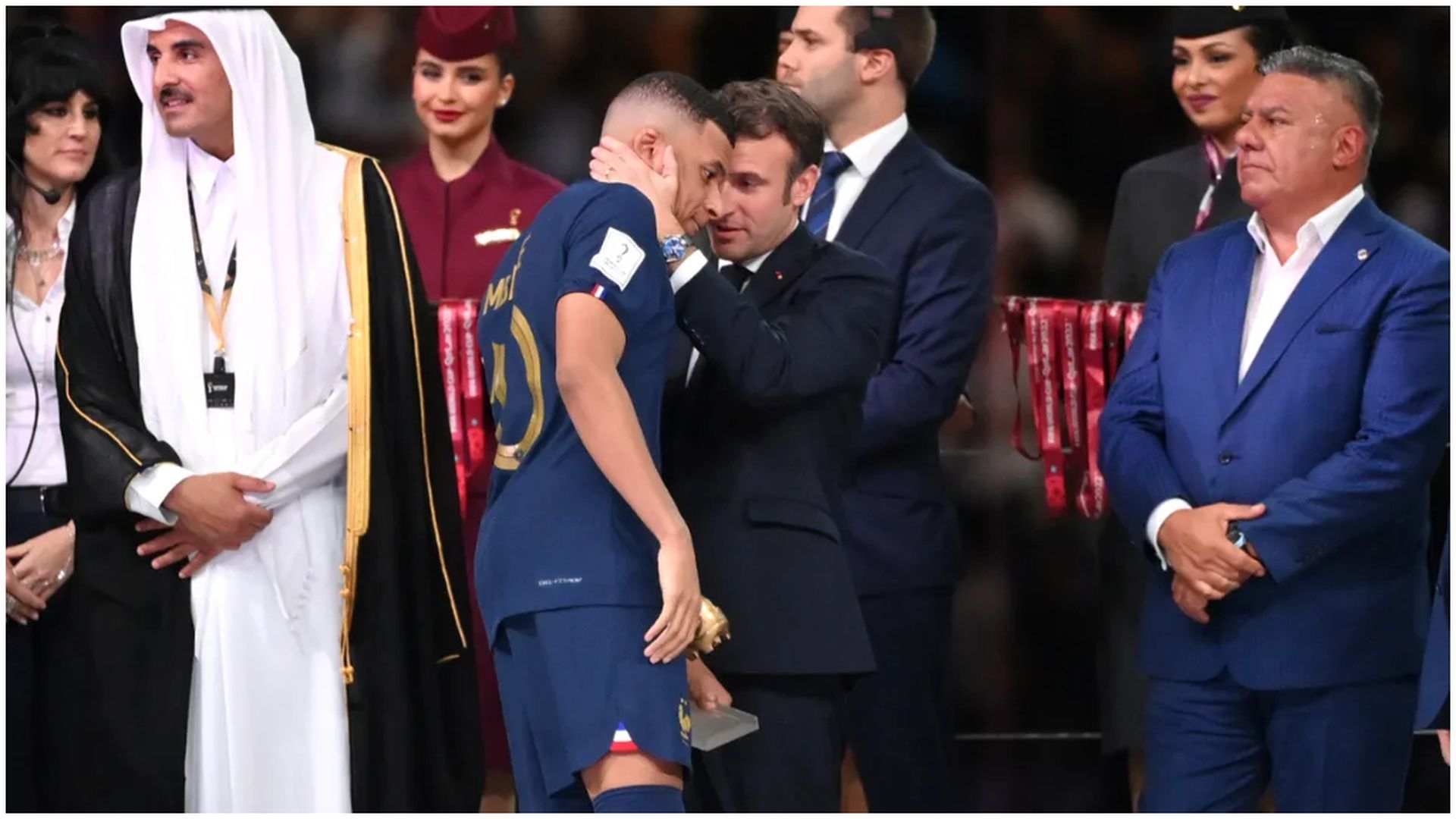 Emmanuel Macron consuela a Kylian Mbappé tras perder la final del Mundial 2022 frente a Argentina