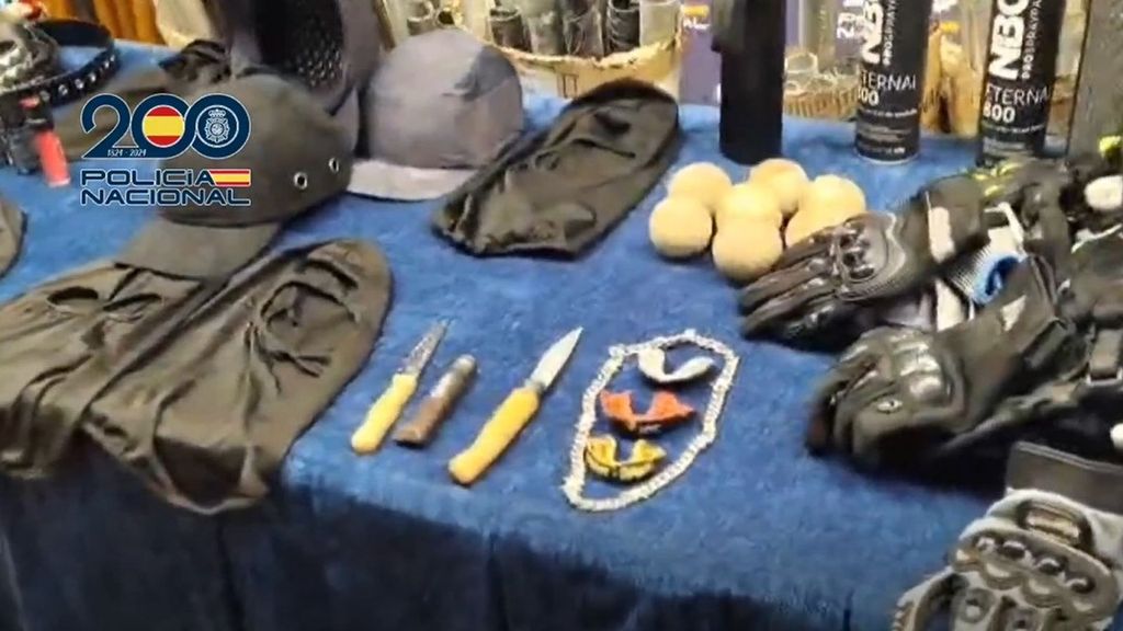 Incautan 95 barras de hierro y otros objetos peligrosos a grupos ultras antes de la final de Copa del Rey en Sevilla