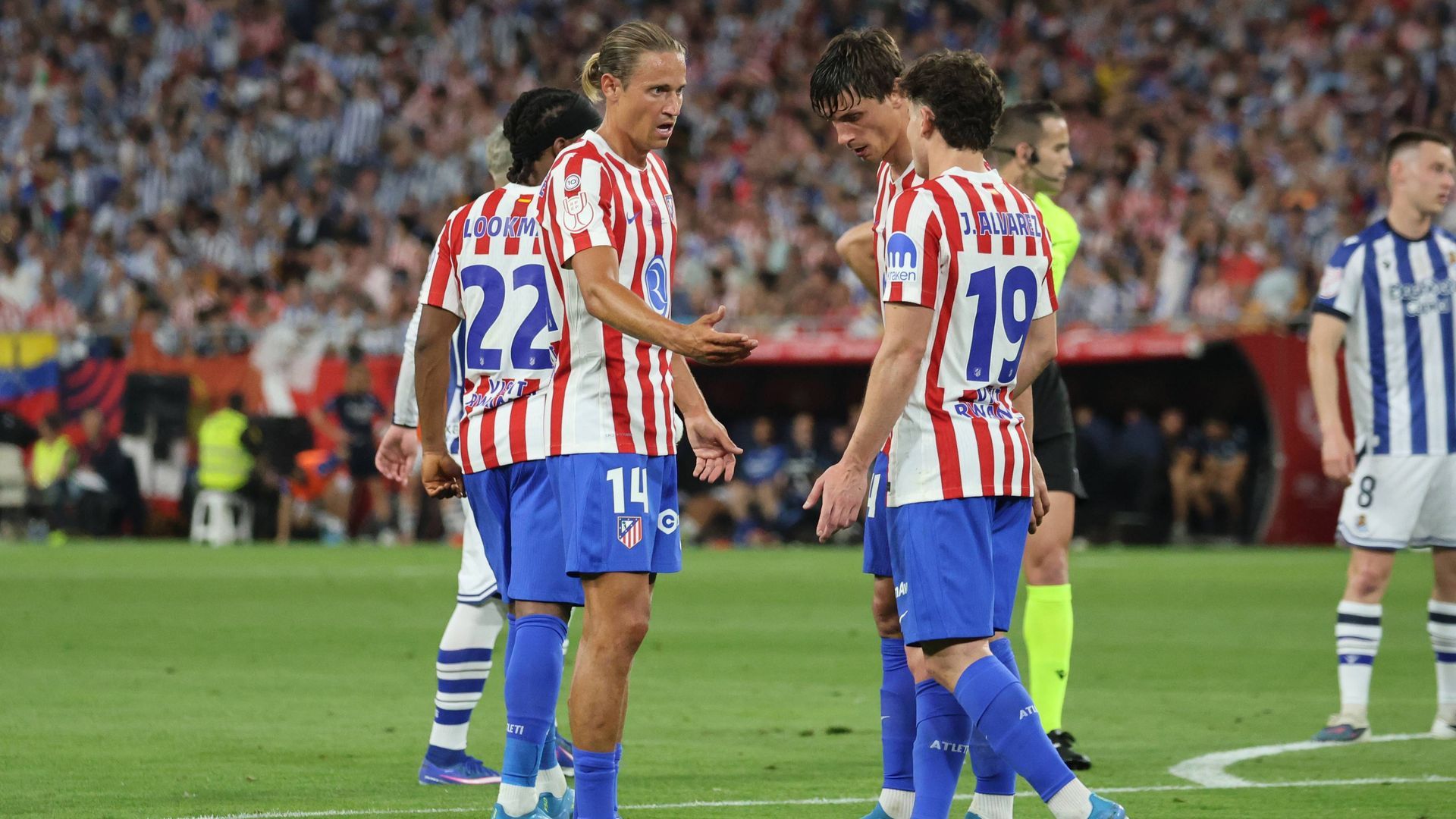 Los jugadores rojiblancos conversan en La Cartuja