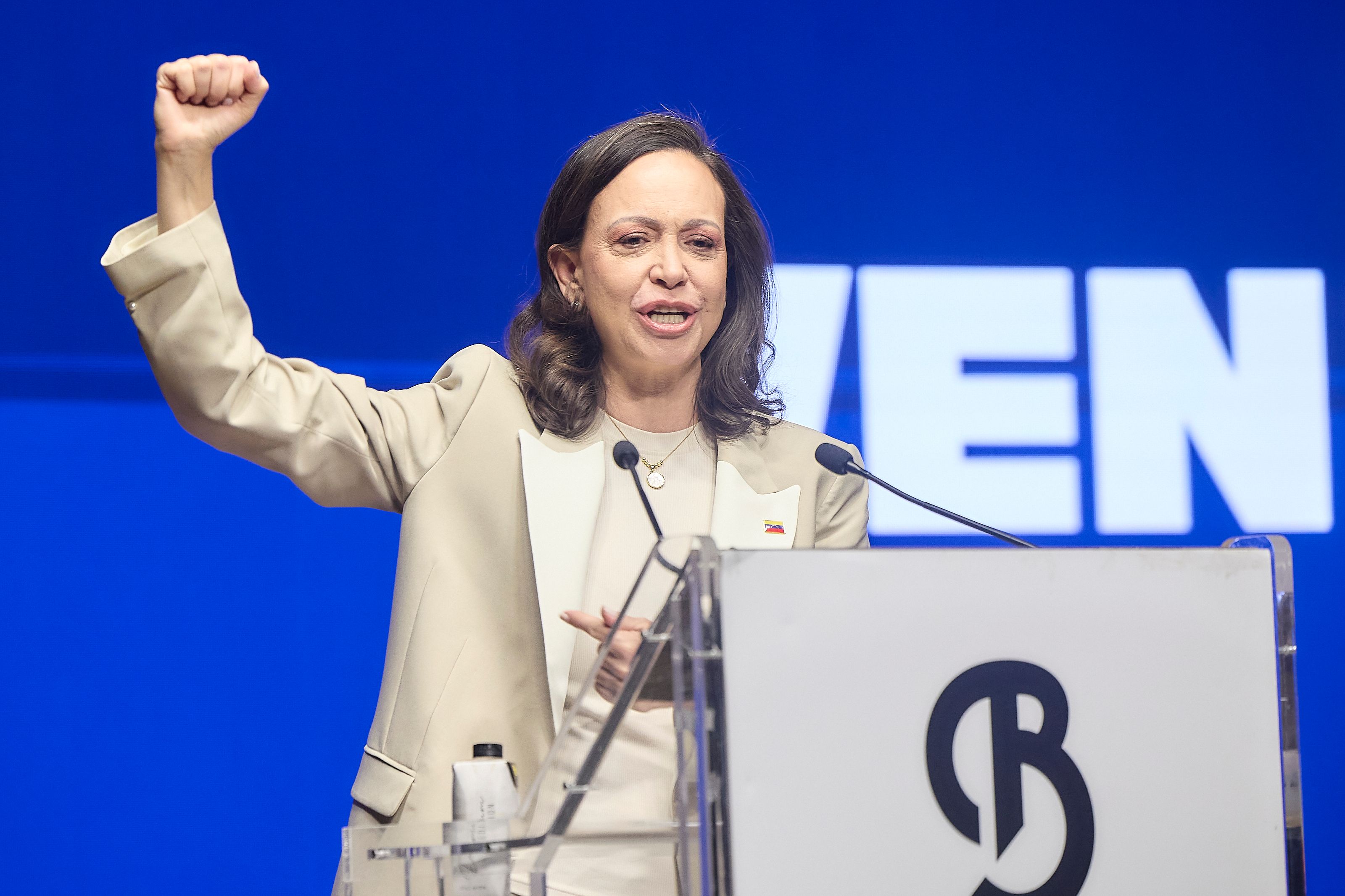 María Corina Machado hablando ante los periodistas en Madrid, con el puño en alto