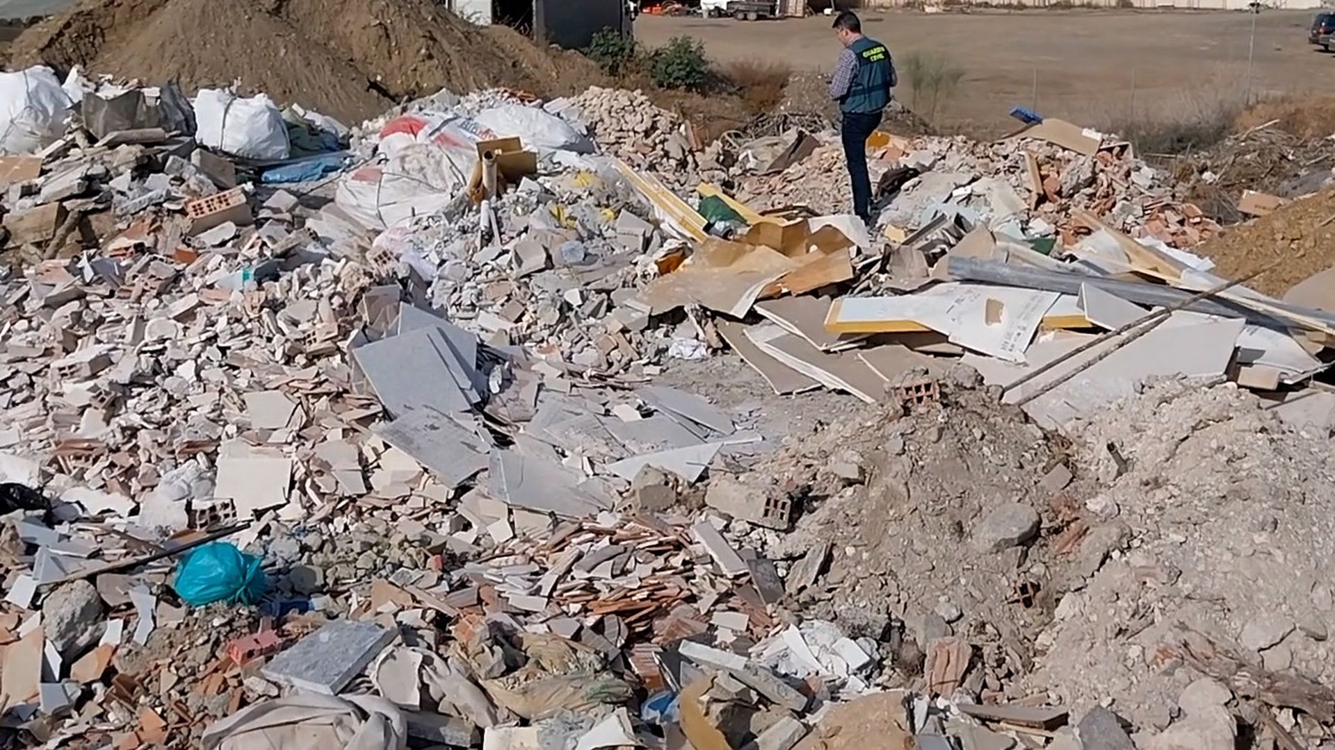 Residuos de obras depositados en un vertedero ilegal en Málaga