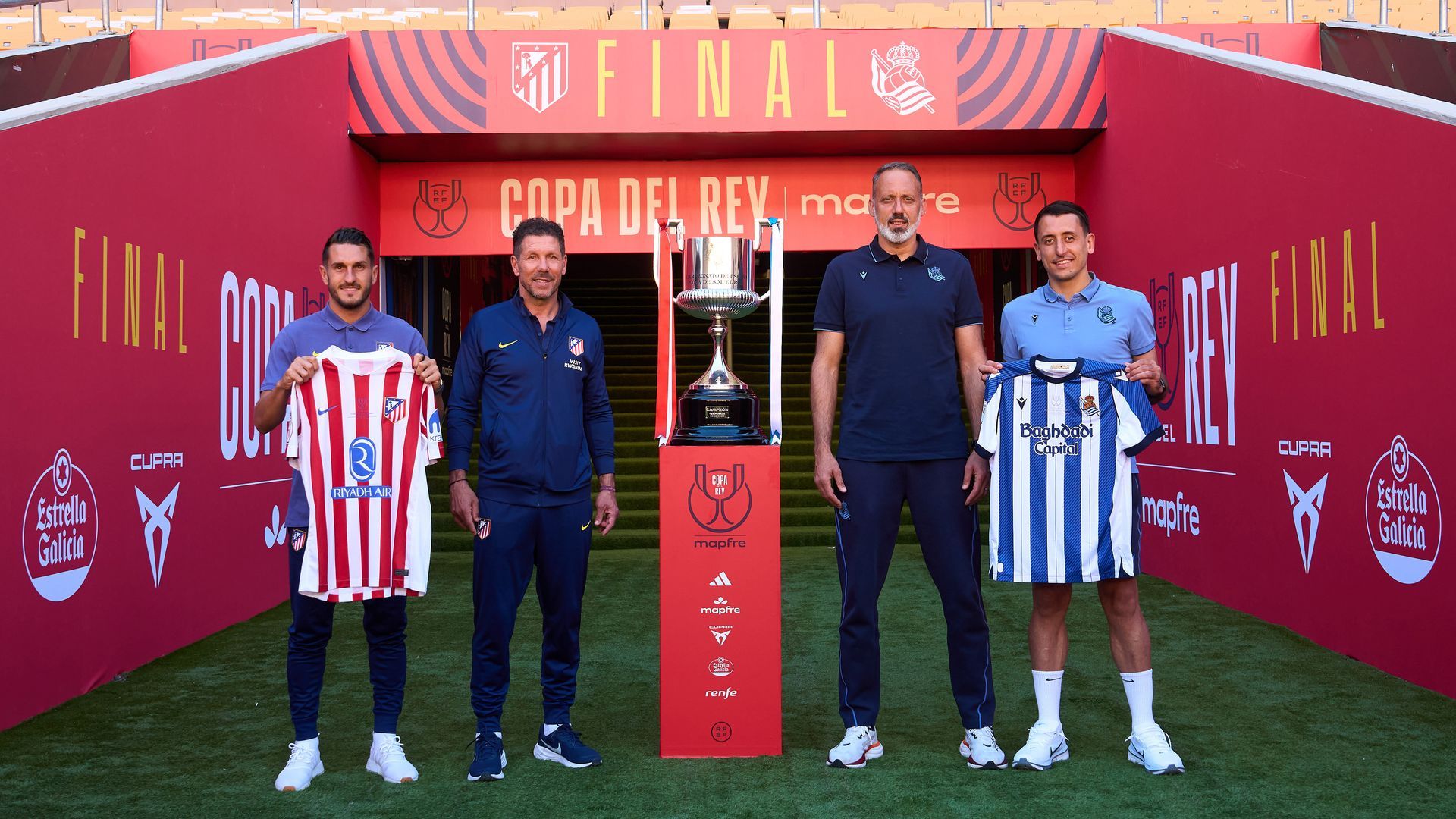 Técnico y capitanes posan con el título copero