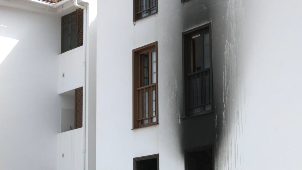 Un grave incendio en Tenerife deja un muerto, tres personas en estado crítico y 30 evacuados: el origen podría ser un robot aspirador