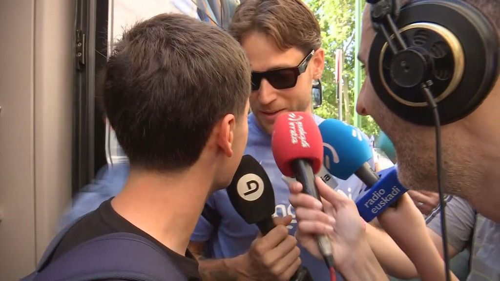 Álex Remiro 'se convierte' en reportero de ElDesmarque y entrevista a sus compañeros de la Real Sociedad