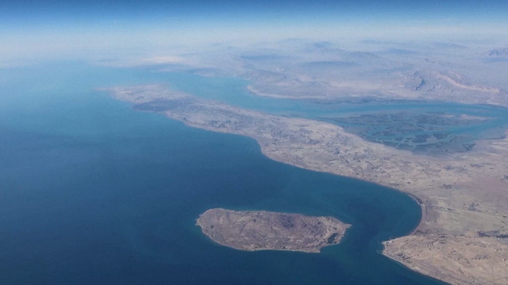 El Estrecho de Ormuz sigue cerrado a la espera de las negociaciones entre Estados Unidos e Irán que se producirán el martes, según Trump