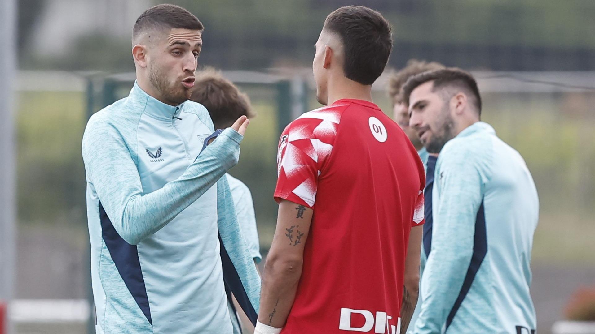 El mediapunta Oihan Sancet habla con el meta Alex Padilla en Lezama