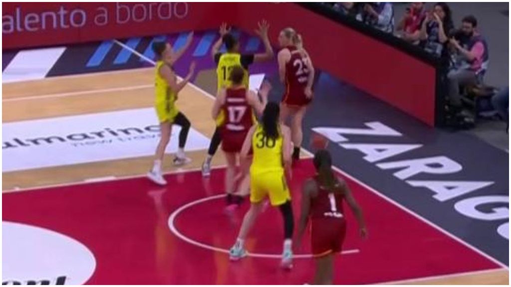 Marine Johannès hace lo imposible: pase a la espalda para anotar ante el Fenerbahçe