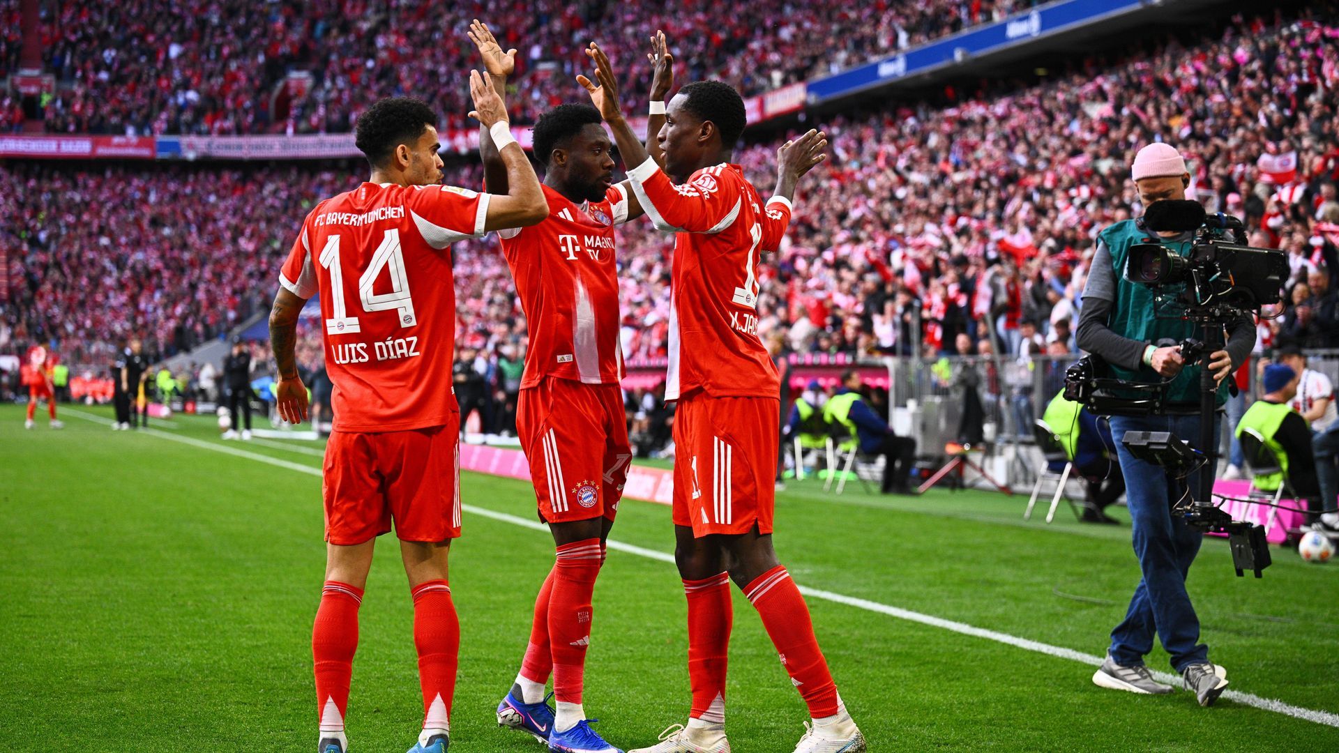 Los jugadores del Bayern celebran un gol al Stuttgart