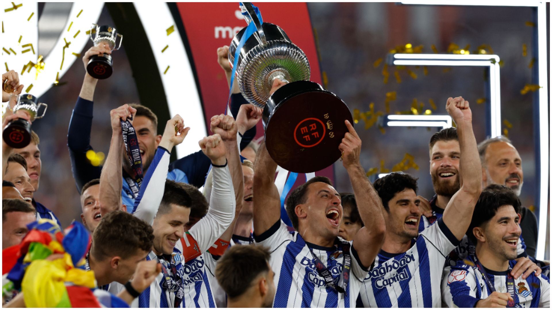 Mikel Oyarzabal, levantando la cuarta Copa del Rey de la Real Sociedad