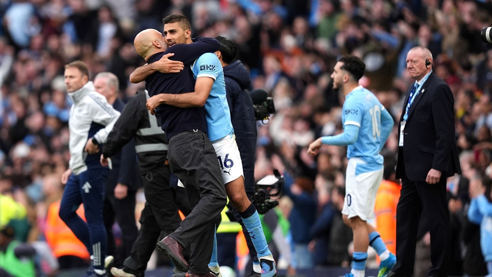 Pep Guardiola se abraza con Rodri tras el Manchester City-Arsenal