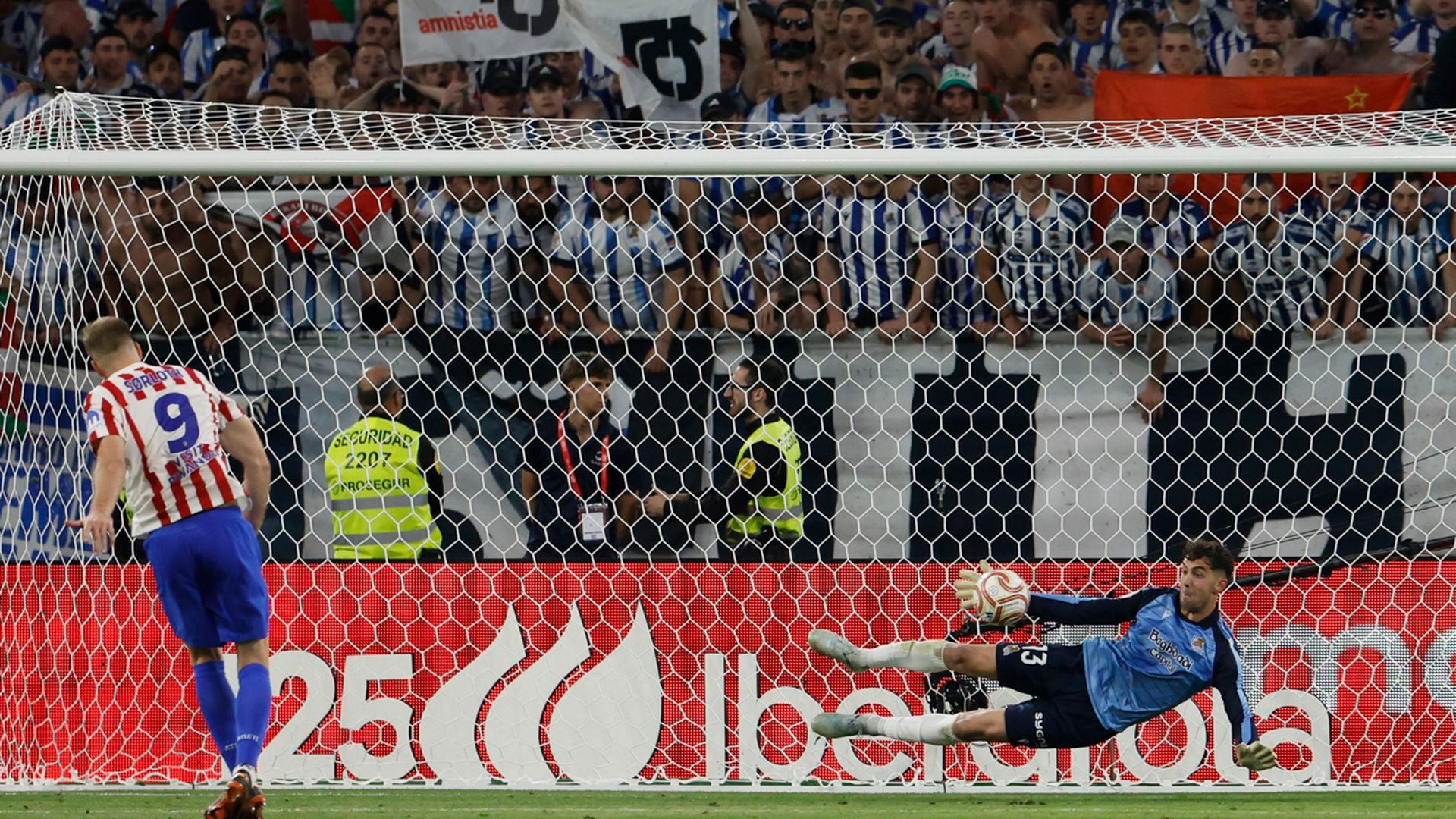 Unai Marrero detiene el lanzamiento de Sorloth en la tanda de la final de Copa