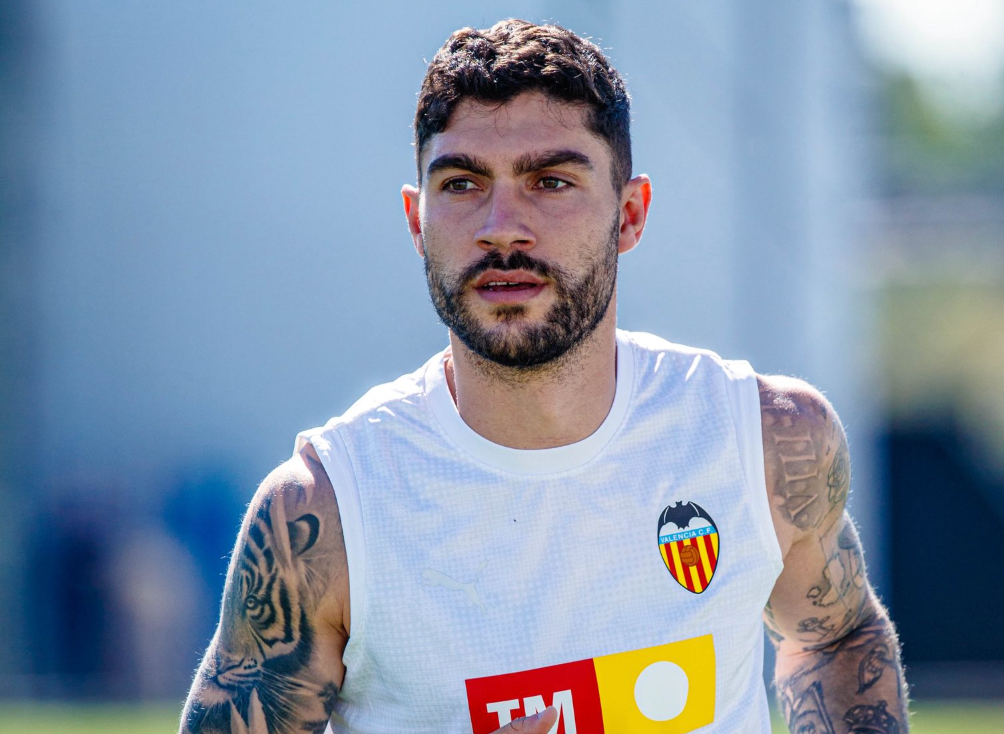 Unai Núñez se entrena con el Valencia