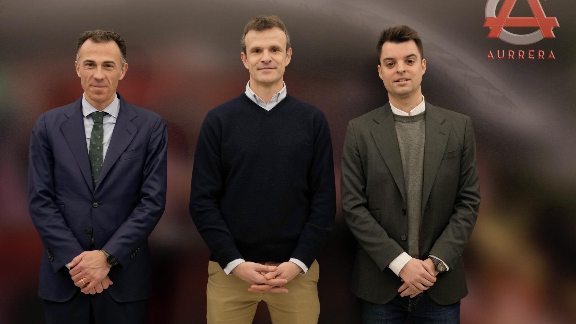 Posan juntos Jon Berasategi, Jon Uriarte Uranga y Mikel González