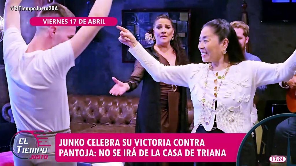 Así celebra Junko su victoria en los tribunales frente a Isabel Pantoja por la demanda de desahucio: con sevillanas y rodeada de amigos de Triana