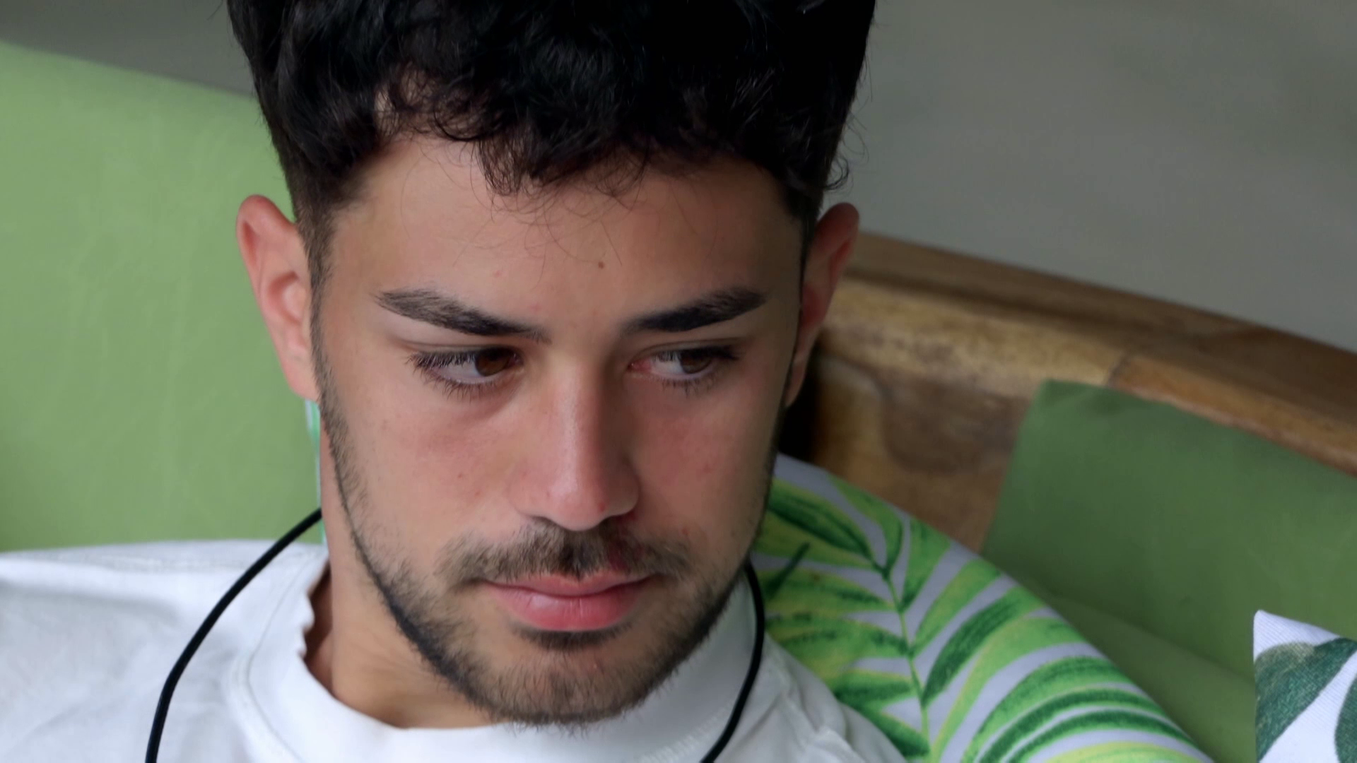 Álex le cuenta a las tentadoras uno de los principales problemas que tiene con Ainhoa en su relación