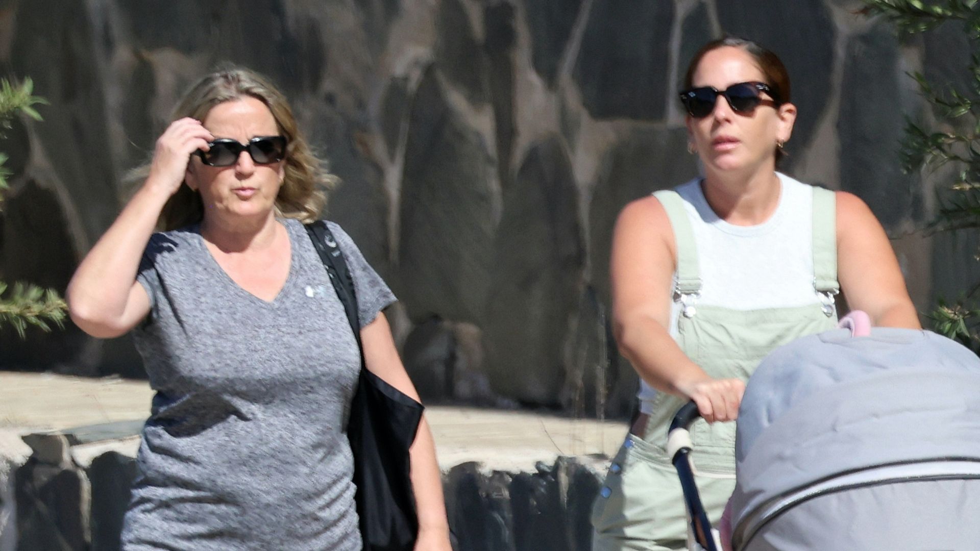 Anabel Pantoja pasea junto a su suegra y su hija Alma