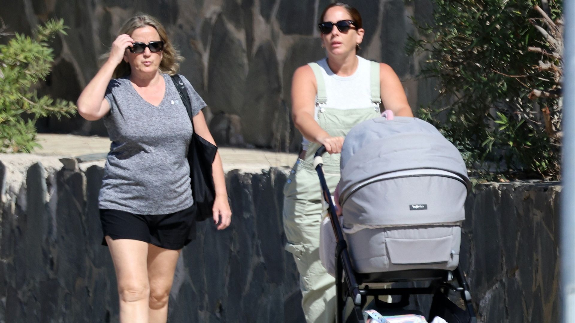 Anabel Pantoja y su suegra, de paseo con Alma, en una imagen de 2025