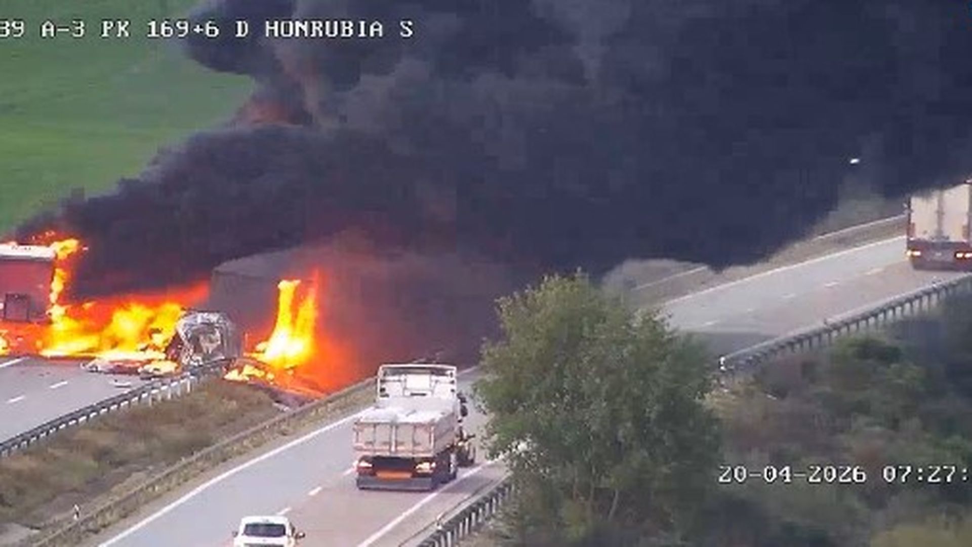 Aparatoso incendio en la A-3, Honrubia.