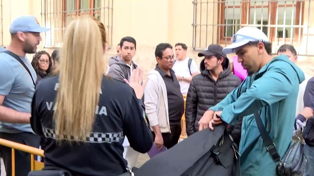 La desesperación de muchos inmigrantes para obtener los documentos necesarios para su regularización dispara los timos