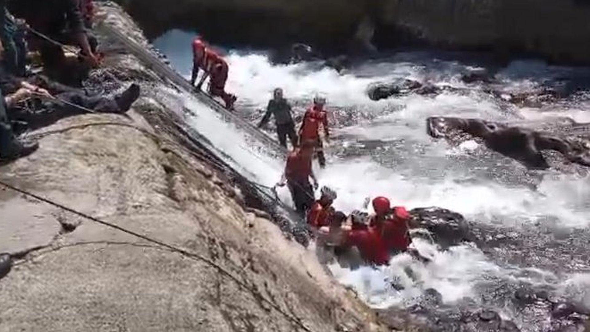 El angustioso rescate de un hombre con la pierna atrapada entre las rocas en el Pas tras ser succionado por un sifón