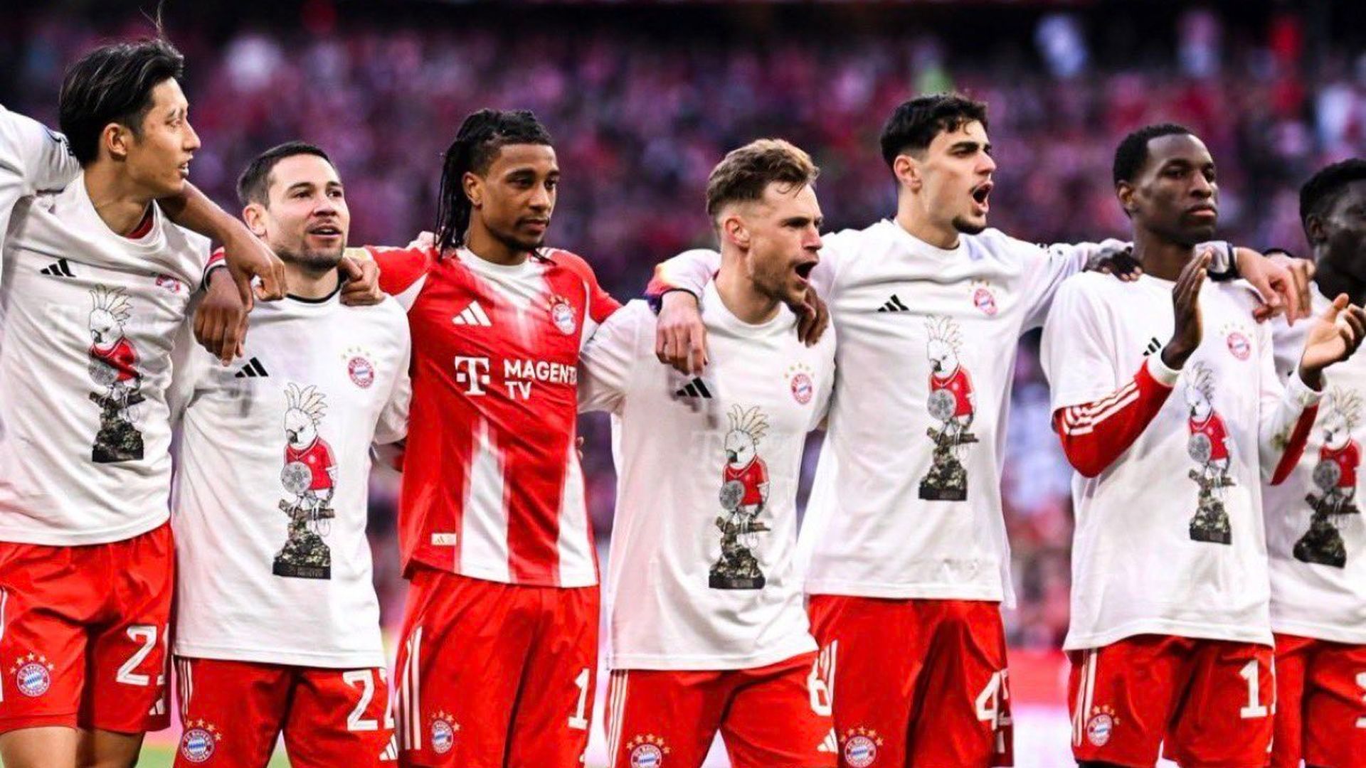 El Bayern con las camisetas de la cacatúa
