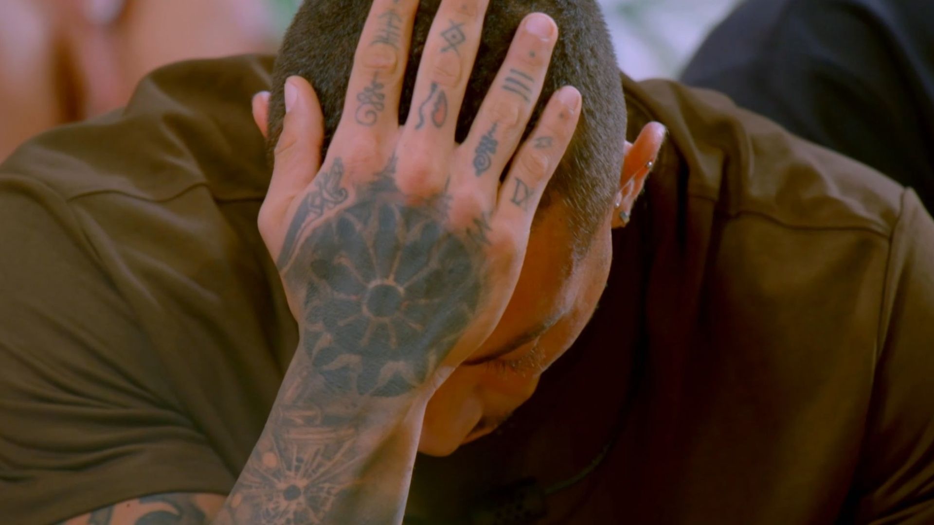 El brutal enfado de José tras ser el señalado por las tentadoras en 'La audiencia de las sombras' para salir del reality, al completo