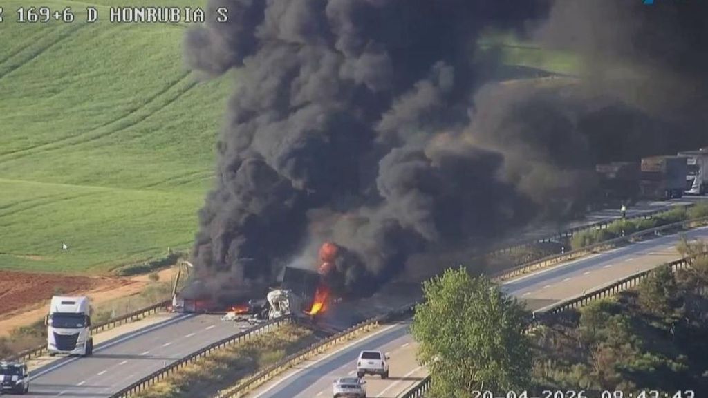 El brutal incendio de varios camiones en la carretera A-3 provoca el corte a la altura de Honrubia, en sentido Madrid: hay varios heridos
