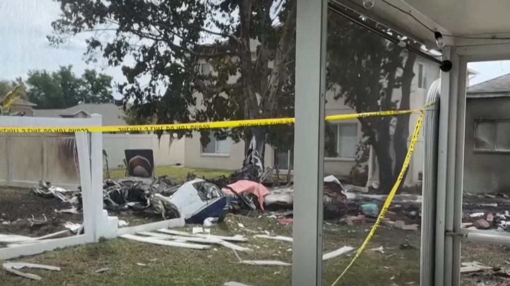 Los destrozos causados por la avioneta que mató a una persona tras estrellarse en una casa de Florida