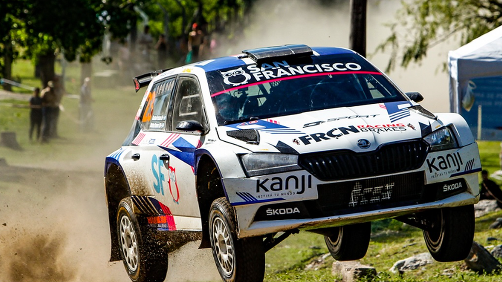 El impactante momento en el que un coche pierde el control y mata a un joven en el Rally de Córdoba, Argentina