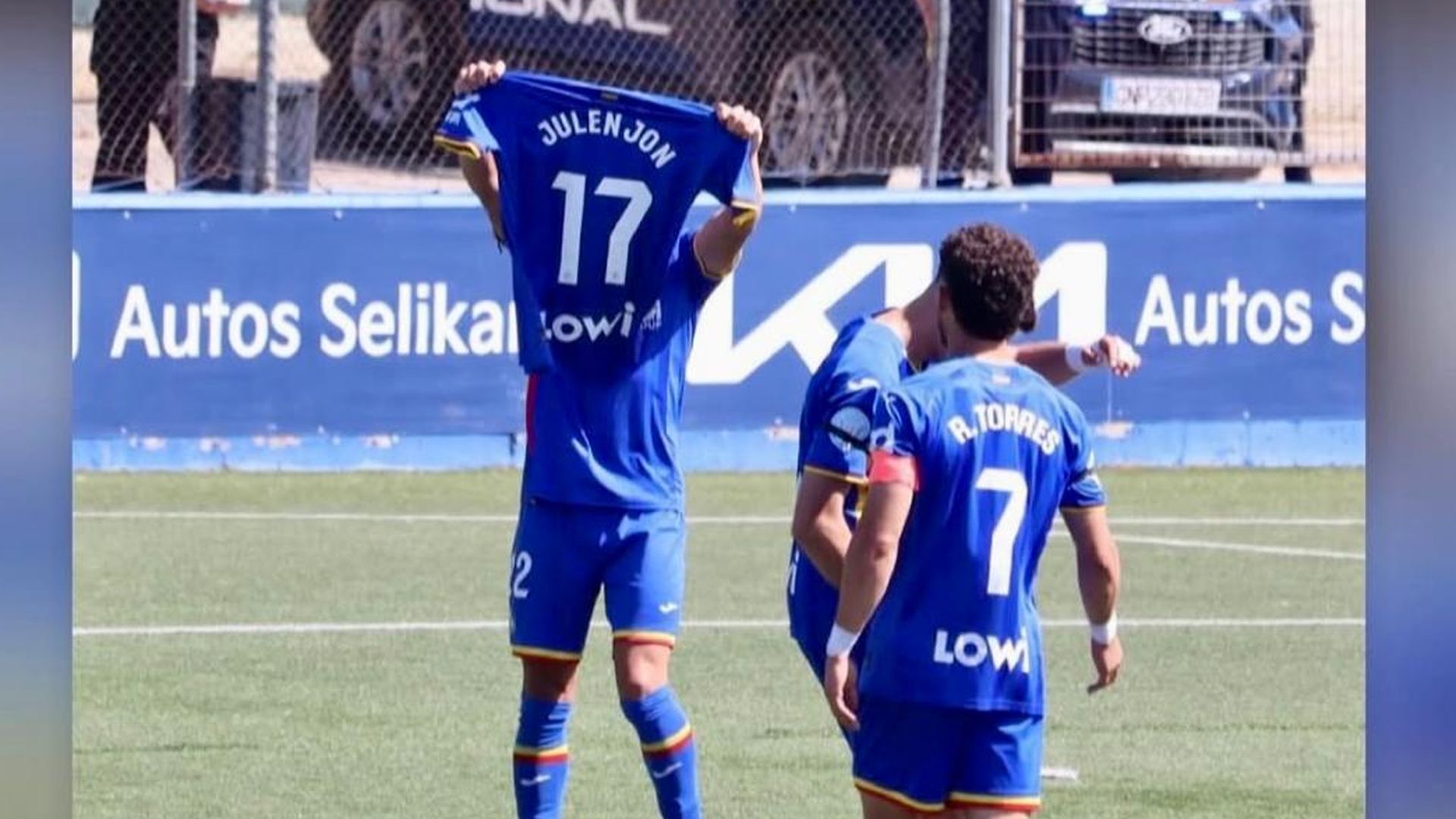 Gesto de apoyo a Julen Jon Guerrero por sus compañeros del Getafe B
