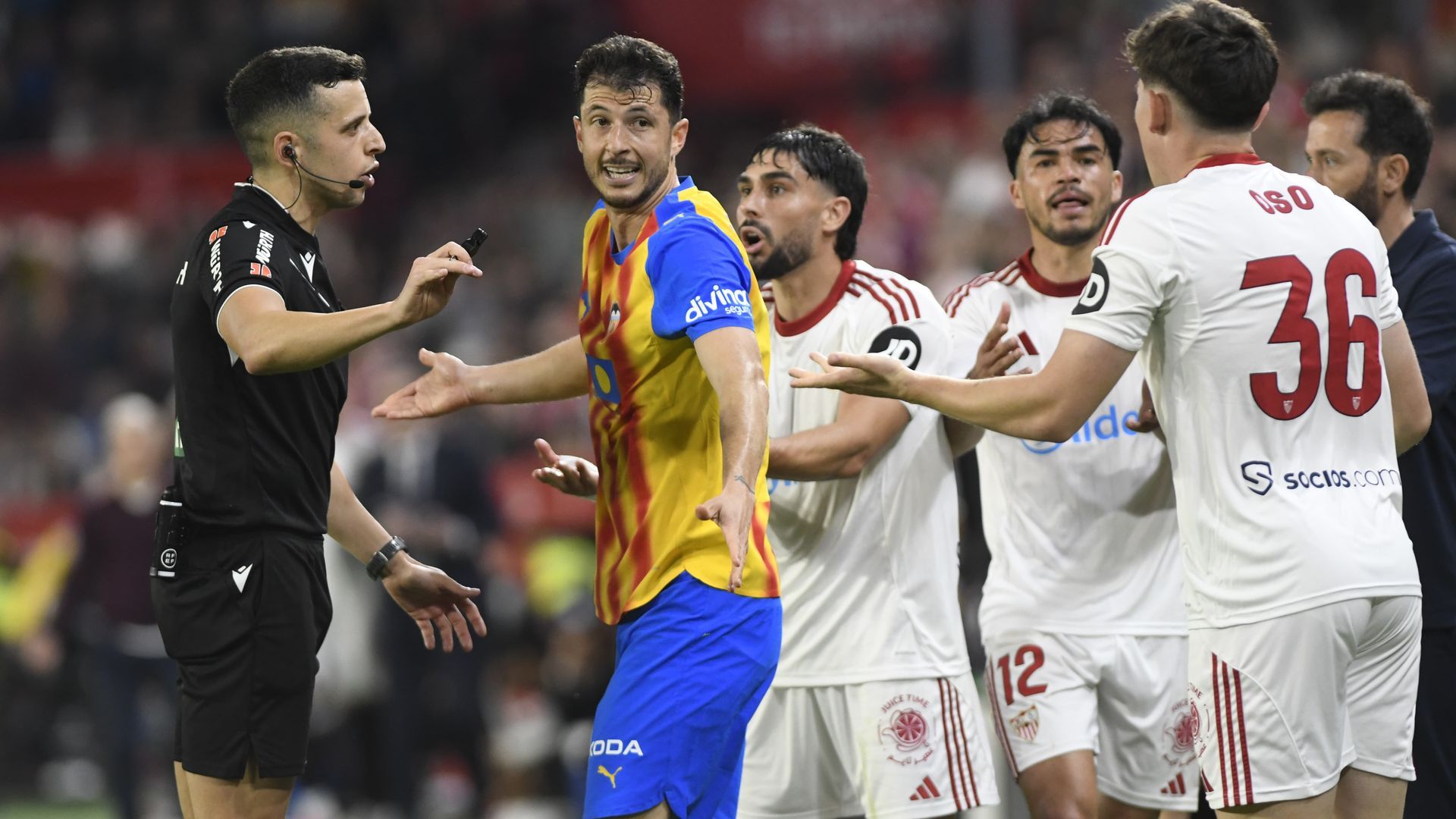 Guido Rodríguez ante el Sevilla