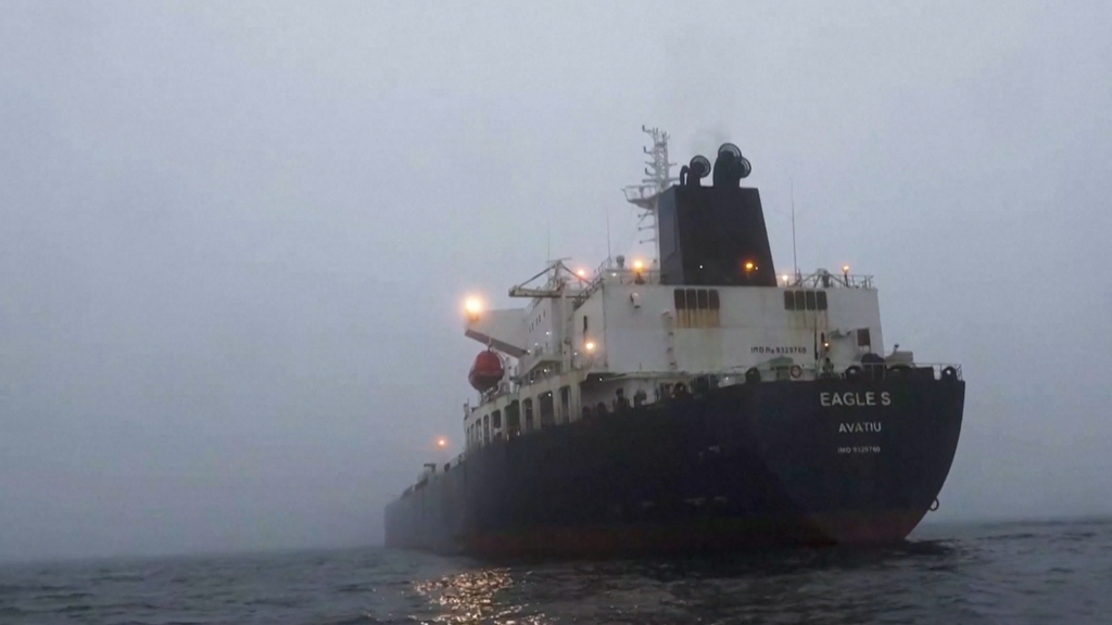 Irán cobra peajes a los barcos que deja pasar por el estrecho de Ormuz y los expertos advierten que podría sentar un "grave precedente"