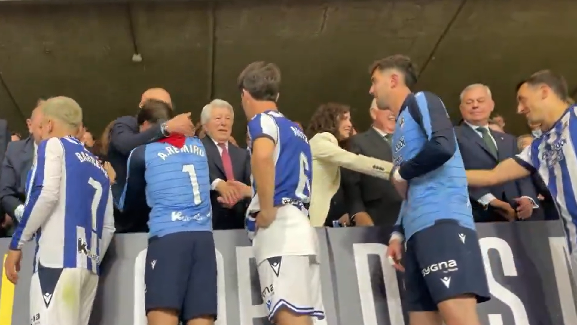 Isabel Díaz Ayuso saludando a Mikel Oyarzabal