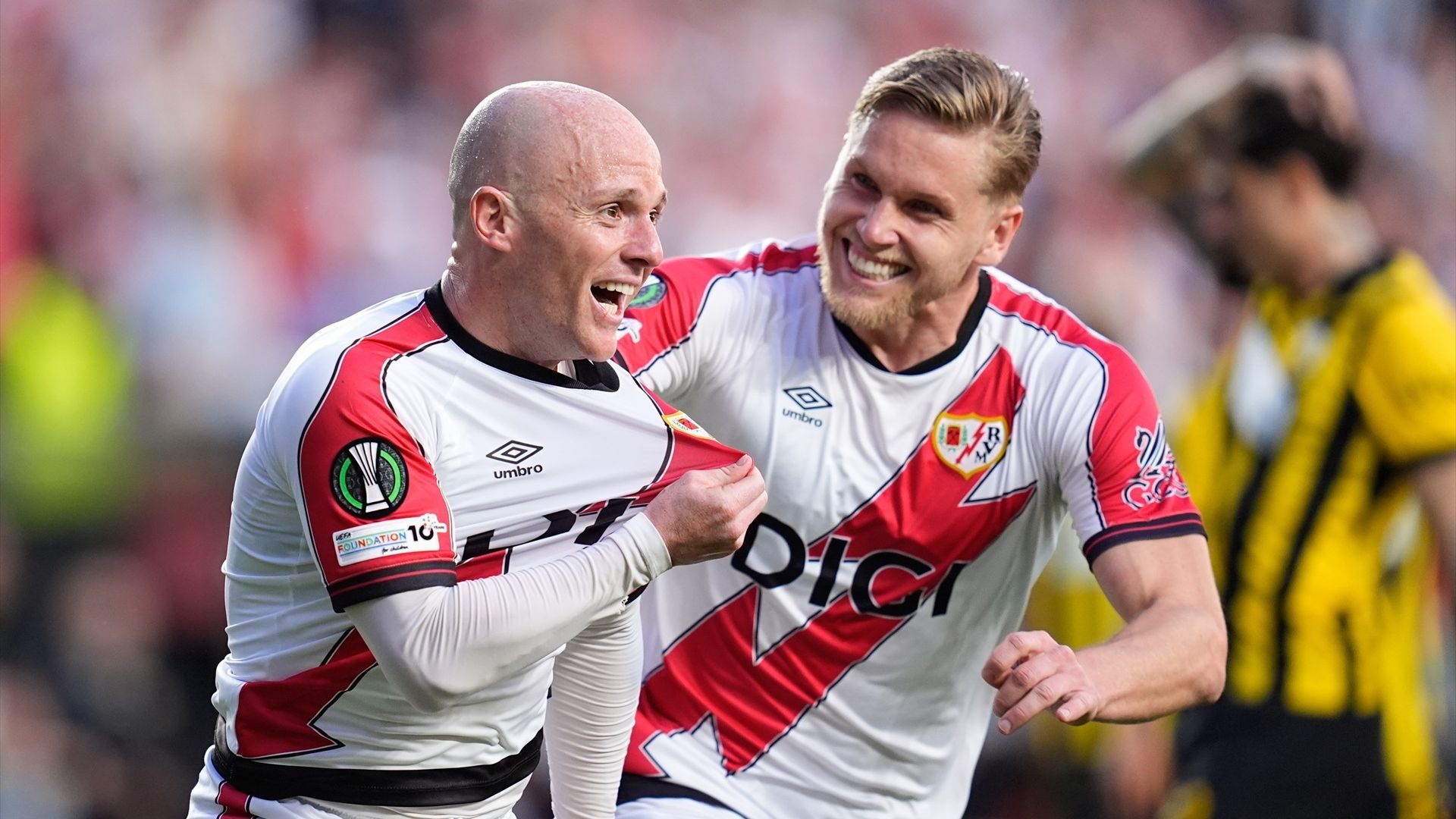 Isi Palazón y Alemao celebrando un gol del Rayo Vallecano en la Conference League esta temporada