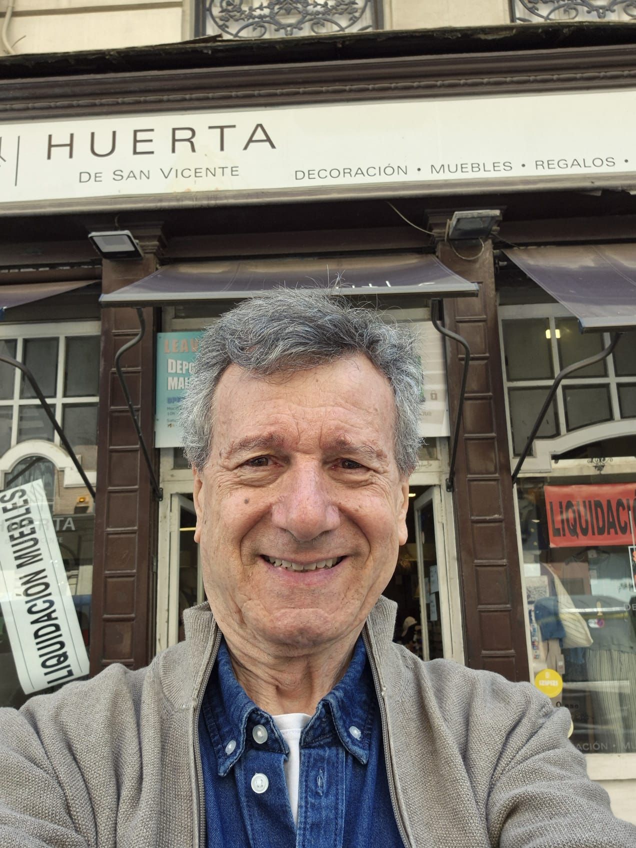 Javier no pierde la sonrisa a pesar de verse obligado a bajar la persiana