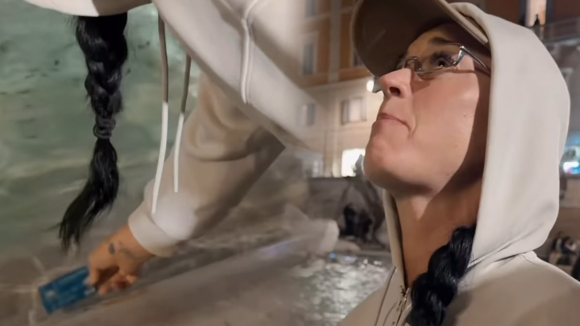 Katy Perry lanza su tarjeta de crédito a la Fontana di Trevi y genera muchas críticas en redes sociales