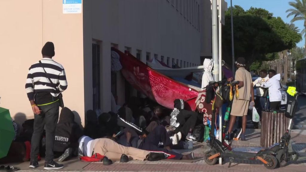 Las largas colas de migrantes en Roquetas de Mar y Valencia para conseguir la documentación: improvisan un campamento donde pasar la noche