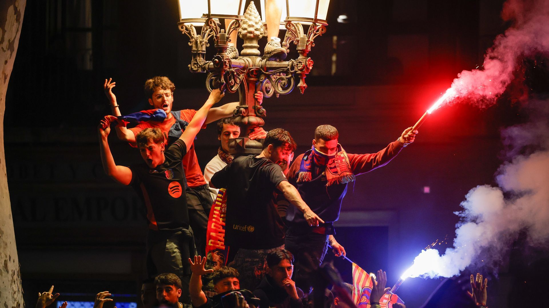 Los aficionados del Barcelona celebrando en Canaletas