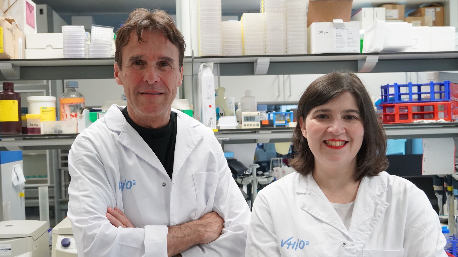 Los investigadores Joaquín Arribas e Irene Braña, en el Instituto de Oncología de Vall d'Hebron